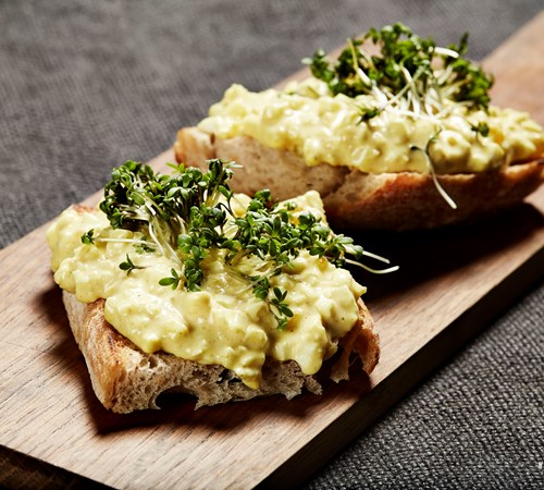 Äggsallad på toast med krasse