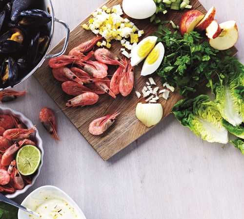 Sallad med ägg, skaldjur och örter