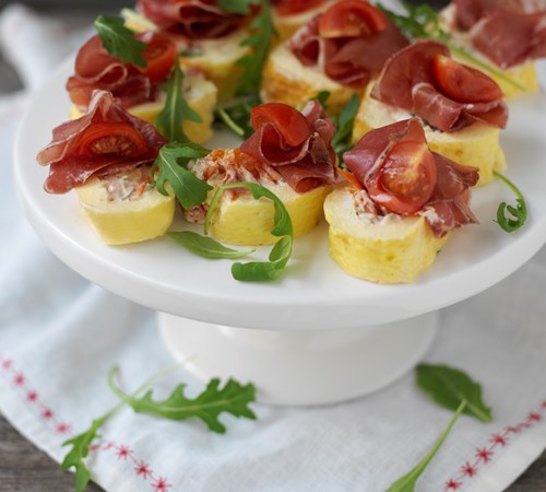 Äggsnittar med skinka och tomatcréme