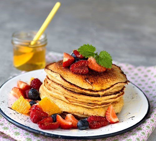 Dinkelpannkakor med frukt och bärsallad